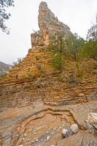 在远程峡谷岩顶峰