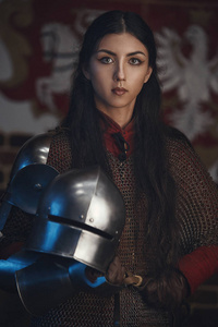 美丽的中世纪女战士的肖像在一个锁链罩与头盔手