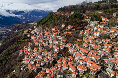 希腊北部伊庇村 Metsovo 的鸟瞰图