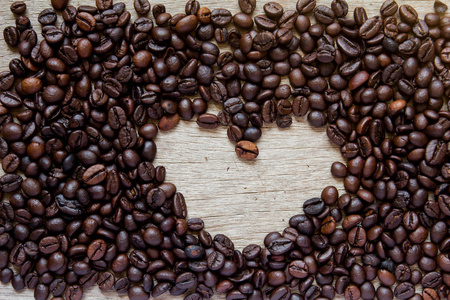 咖啡豆与空白空间为心形状背景图片