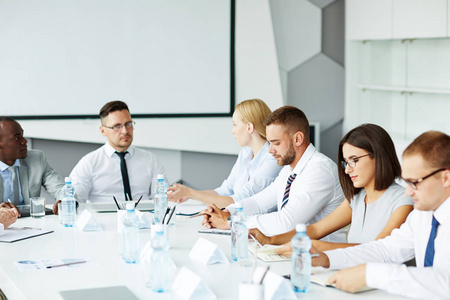 研讨会员工一组员工在商务会议照片