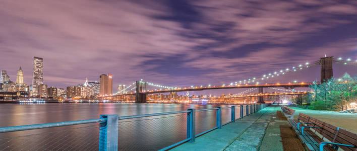 曼哈顿和布鲁克林桥的夜景