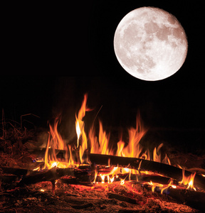 篝火和晚上大月亮