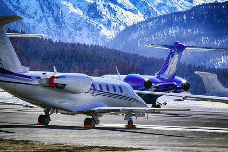 在美丽的雪地上, 私人飞机, 飞机和直升机覆盖了瑞士圣莫里茨的阿尔卑斯山山脉