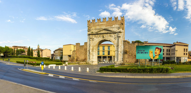 拱的奥古斯都在意大利里米尼
