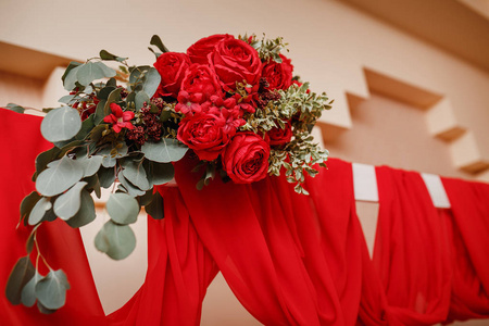在鲜艳的红色婚礼宴会花装饰