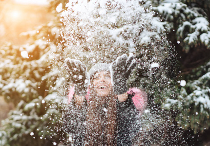 女孩在城里扔雪。