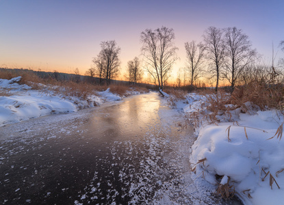 在寒冷的早晨日出冰冻的小河