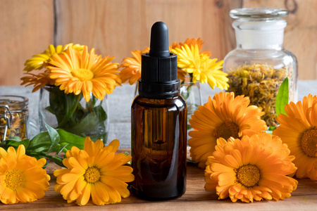 和瓶精油附近金盏菊或盆栽万寿菊常见万寿菊苏格兰万寿菊盆栽万寿菊