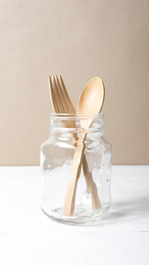 木勺子和叉子玻璃