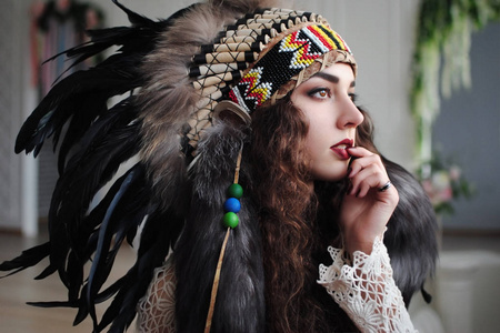 美洲印第安人.头饰上的羽毛.美式风格.时髦的女孩.生活方式.珠照片
