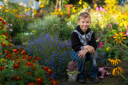 小可爱的男孩，坐在花园里
