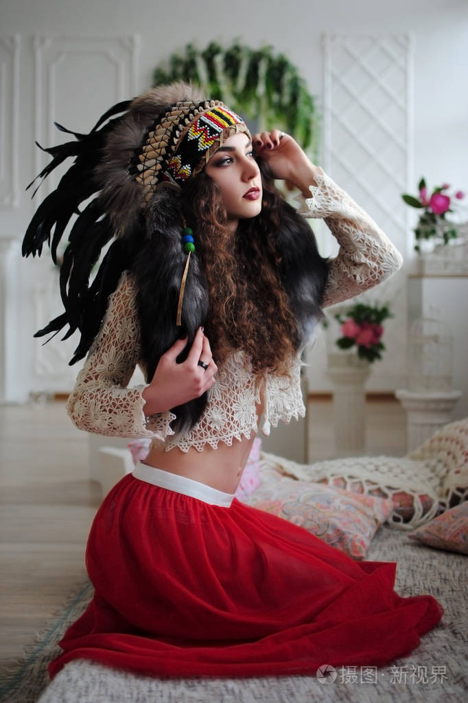 美洲印第安人.头饰上的羽毛.美式风格.时髦的女孩.生活方式.珠