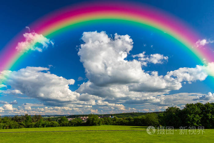 在天空中明亮的彩虹照片-正版商用图片0femdd-摄图新视界