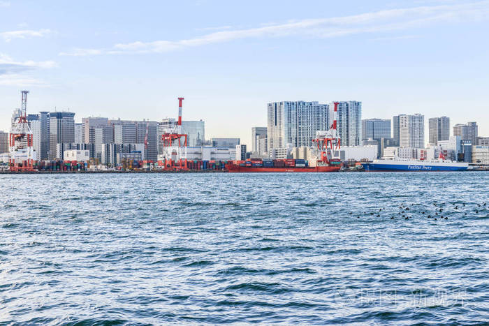 2017年12月在日本货船停靠在东京台场口岸