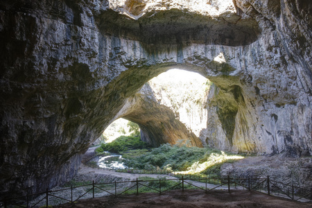 Devetashka 洞穴附近洛维奇市的内部