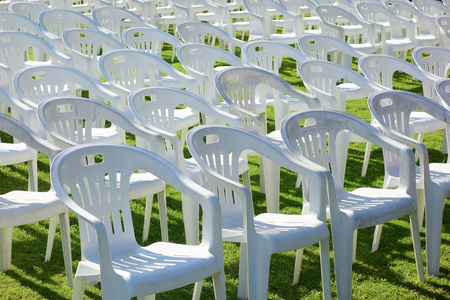 空置的塑料白色椅子模式
