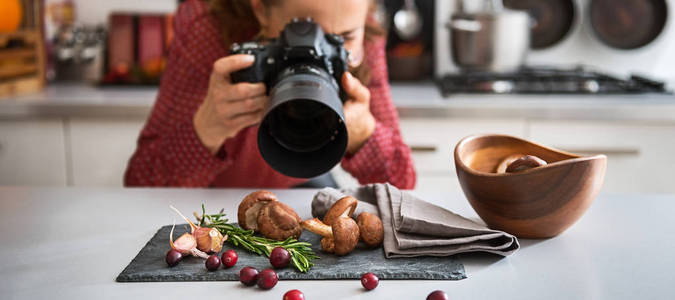 女人美食摄影师以特写的蘑菇