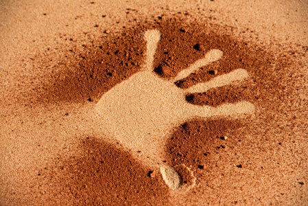 红壤手形状像原住民艺术风格的沙滩上