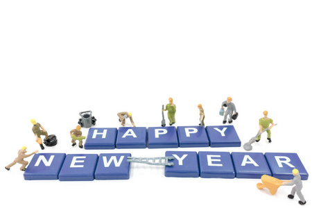 微型工人团队建设在白色背景上的字快乐新的一年