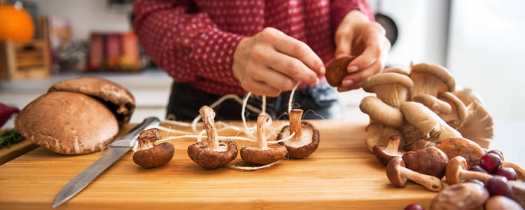 蘑菇被串在一起的特写
