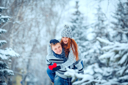 在雪冰景观冬季情人节夫妇