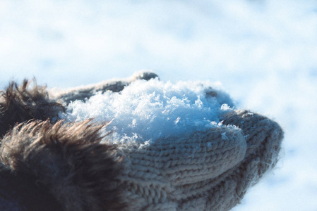 针织手套中蓬松雪的水平铅球图片