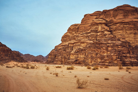 令人惊异的用红色岩石在瓦迪鲁姆沙漠中约旦谷全景