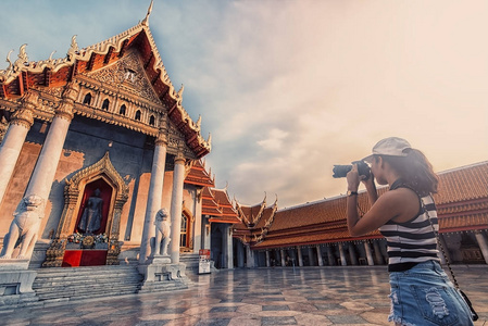 旅游女孩拍摄曼谷大理石寺图片
