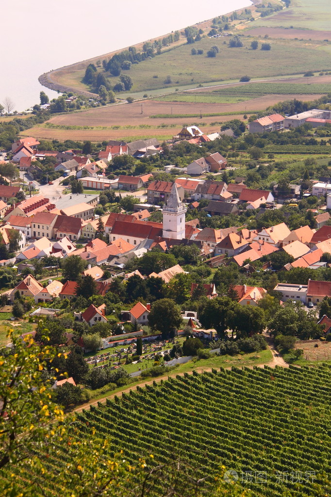 摩拉维亚乡村湖边与葡萄园