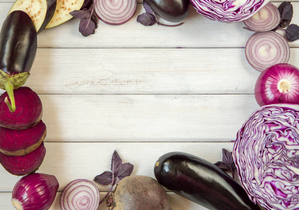 木制的背景紫色蔬菜茄子 甜菜 罗勒 洋葱 卷心菜