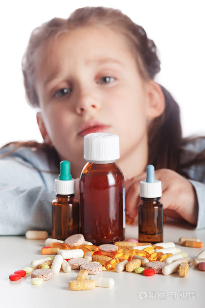 生病的小女孩不想吃药