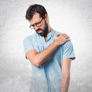 男人有脖子痛,肩膀痛男人感到肩膀疼痛白底肩痛的成熟男人男人在痛苦