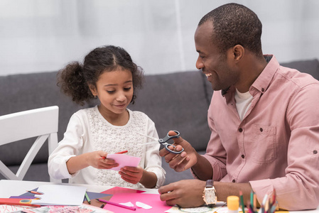 微笑的非洲裔美国人父亲和女儿母亲节贺卡剪纸