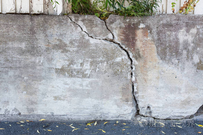 大裂缝混凝土墙在户外