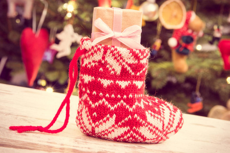 复古照片, 圣诞礼物包裹在红色袜子和圣诞树装饰, 节日时间概念