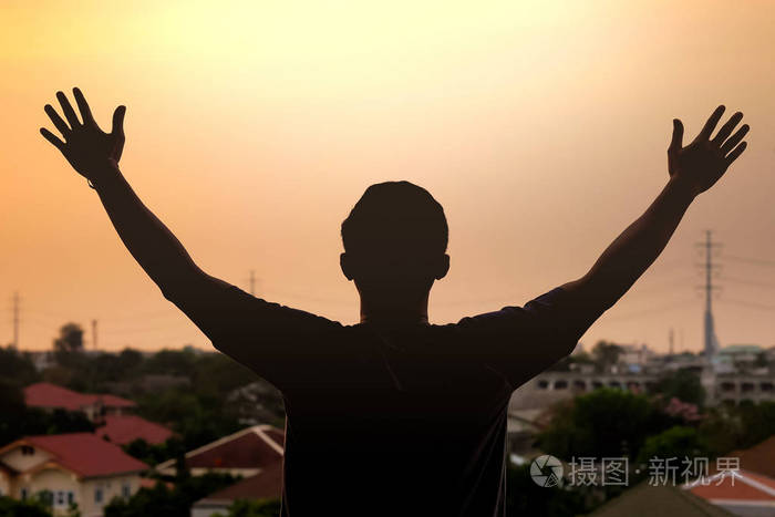 一个人的轮廓展开他的双臂赢家还是自由论风景背景