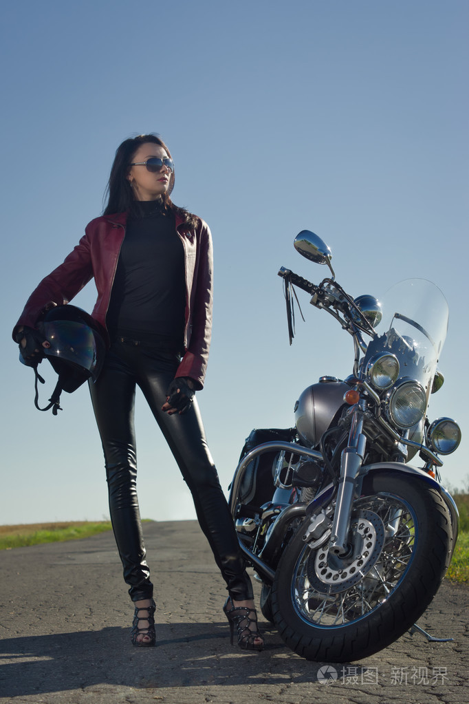 一件皮夹克骑摩托车骑自行车的女孩