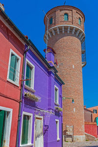 色彩缤纷的房子和水塔在意大利布拉诺