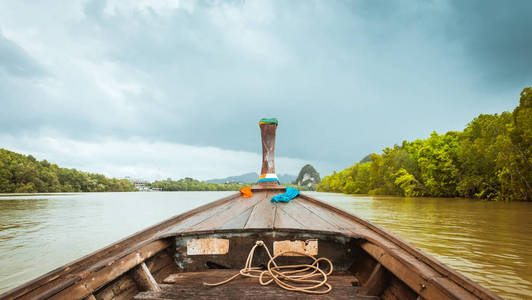 木制的长尾船白沙南甲米河泰国
