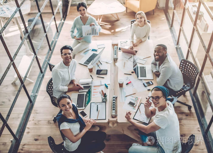 年轻人在现代办公室工作