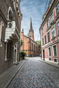 街头的拉脱维亚里加老城的中世纪小镇的早晨。走
