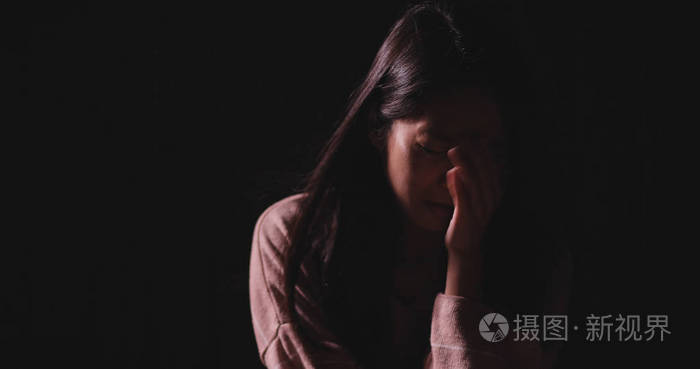 女人在黑暗中哭泣
