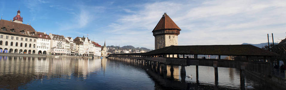 瑞士 构成的天际线的卢塞恩著名的水塔和教堂桥视图