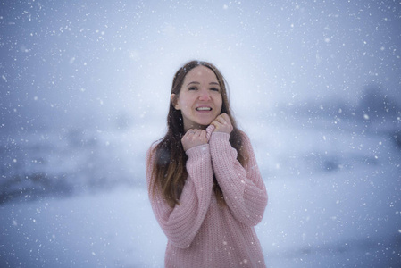 小女孩在雪地里漫步