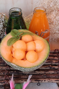 橙色的哈密瓜甜瓜果实多汁对木材的背景