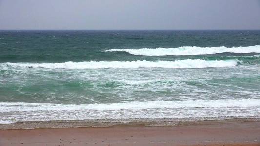 海浪在沿海滩涂