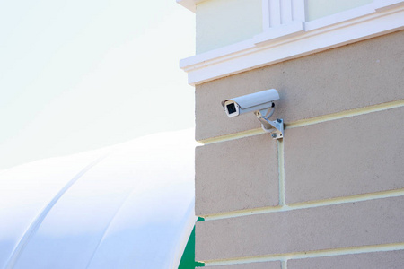 在办公室工作的图形设计师晚上的数字手写笔在后台监控计算机上, 时髦