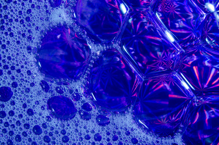 肥皂泡沫的抽象蓝色背景