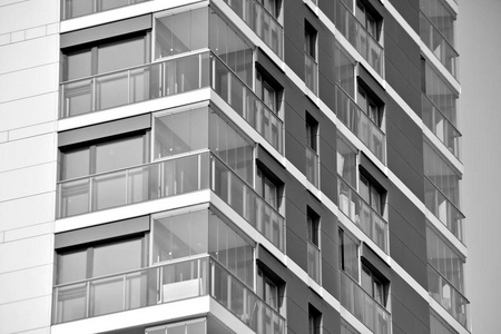 幕墙的现代的公寓楼。黑色和白色